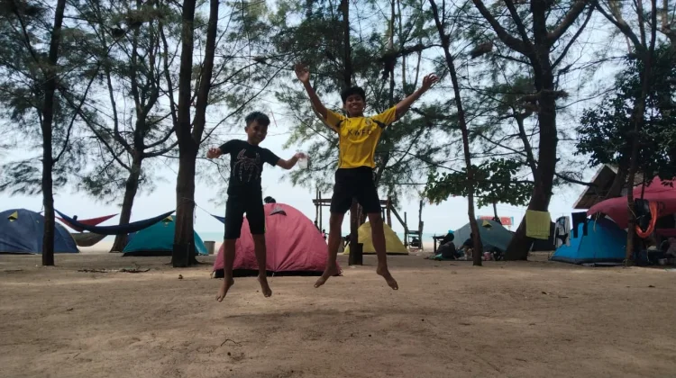 Pantai Panrita Lopi, Muara Badak Dipadati Wisatawan Selama Libur Sekolah