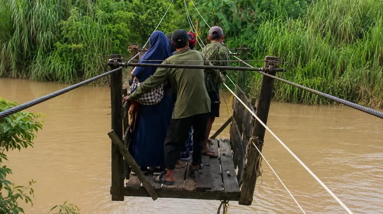 Halo RRI: Pelajar di Dusun Damai Kukar Menyeberang Pakai Kereta Gantung