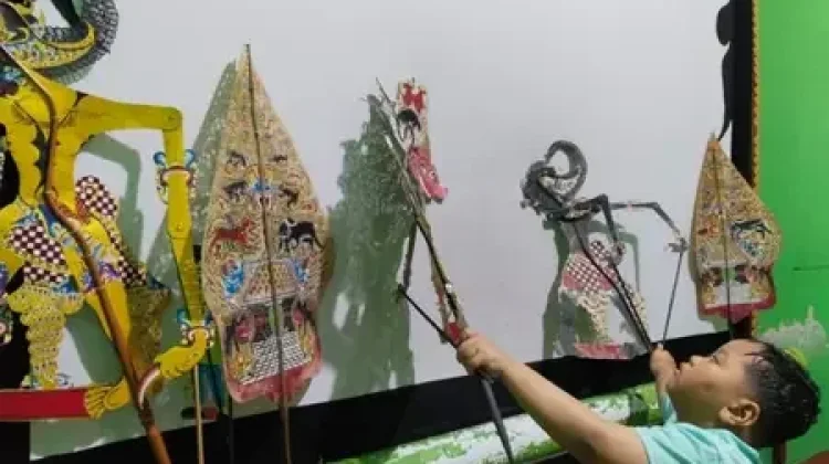 Dalang Cilik Aksan Eko Nurcahyo Lestarikan Wayang Kulit di tengah Modernisasi