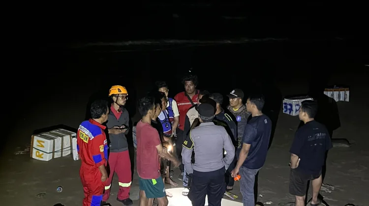Kapal Nelayan Pecah Akhibat Ombak Tinggi di Manggar 3 Selamat 1 Masih Pencarian