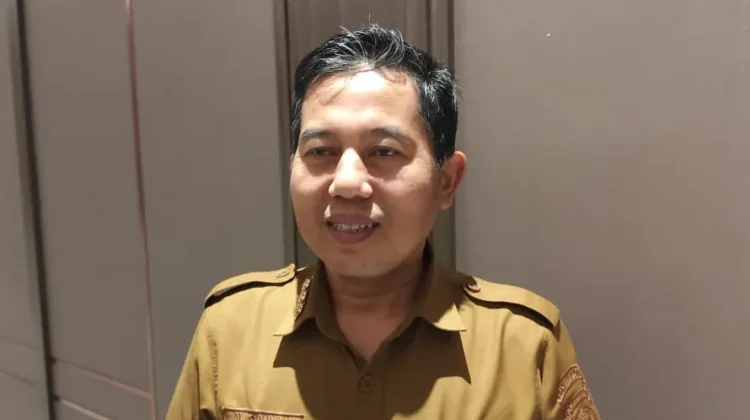 Camat Palaran Turun Tangan Bersihkan Sampah di Pintu Tol