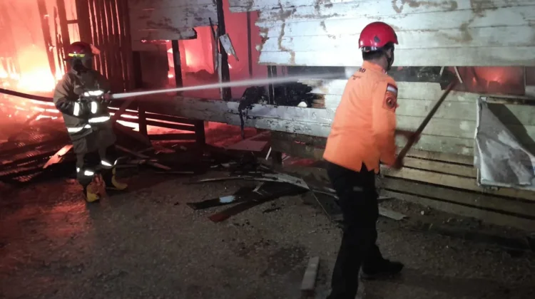 Satu Rumah di Petung Terbakar, Gedung Perbankan Ikut Terdampak