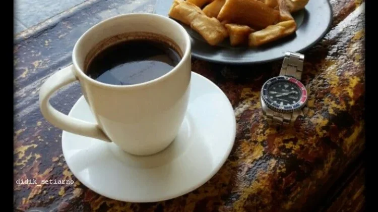 Gorengan dan Kopi, Kawan Nongkrong atau Lawan Jantung?