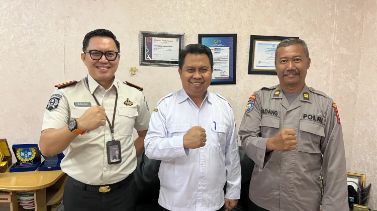 Puluhan Klien Pemasyarakatan di Balikpapan Gotong Royong Membersihkan Sekolah