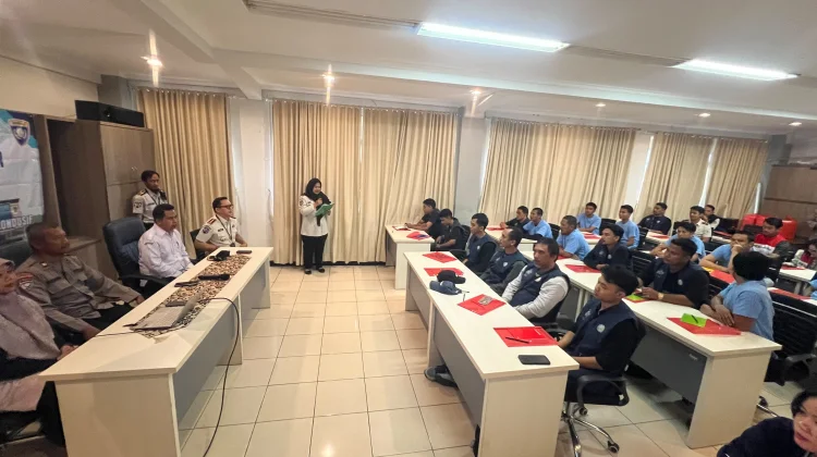 Puluhan Klien Pemasyarakatan di Balikpapan Gotong Royong Membersihkan Sekolah