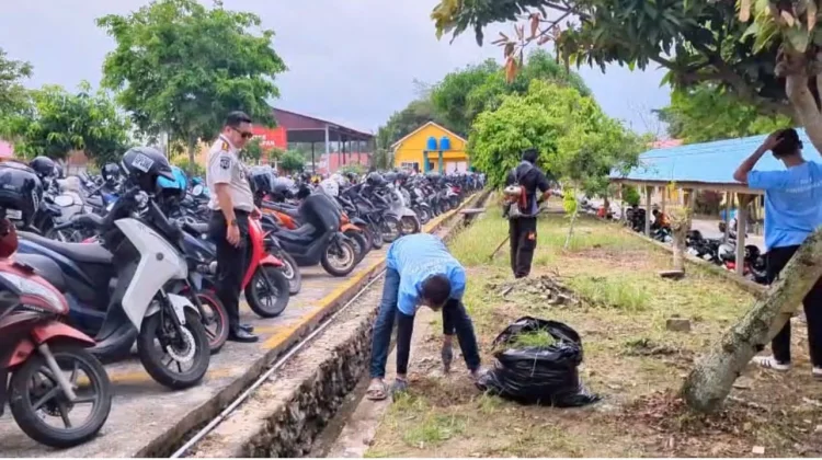 Puluhan Klien Pemasyarakatan di Balikpapan Gotong Royong Membersihkan Sekolah