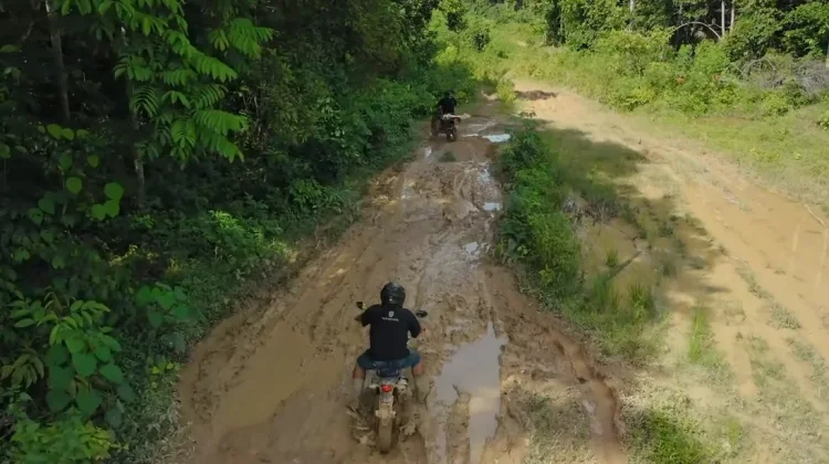 Halo RRI: Warga Kubar Tuntut Perbaikan Jalan Nasional