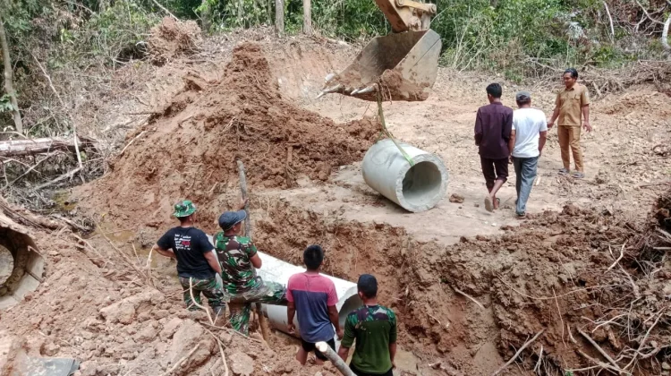Dari Pengerjaan Fisik hingga Mengajar, TMMD Terus Berjalan di Muara Samu