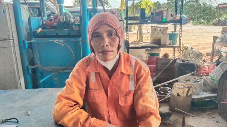 Di Balik Gunungan Sampah Muara Jawa, Kisah Nur Aini Mengais Rezeki untuk Keluarga