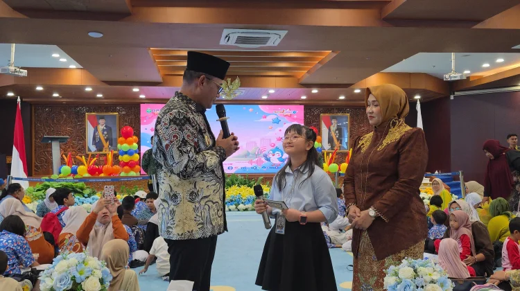 Reporter Cilik Evelyn Curi Perhatian di Peringatan Hari Anak Nasional Kaltim 2026