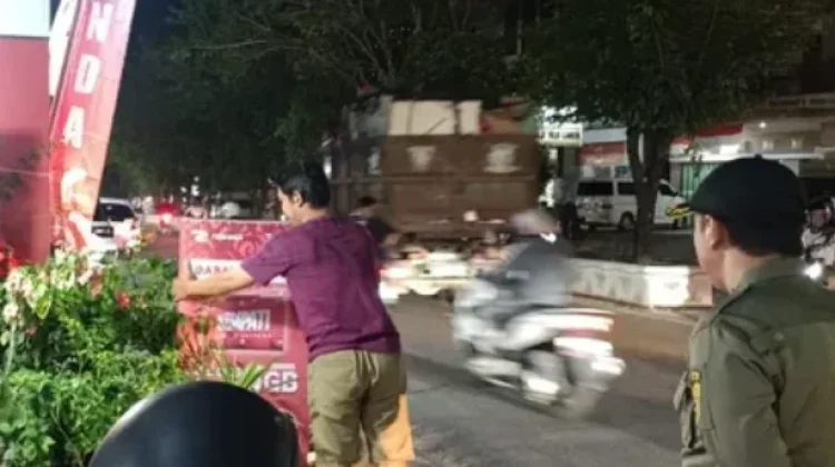Satpol PP Samarinda Tertibkan Spanduk iklan yang Berdiri di Trotoar