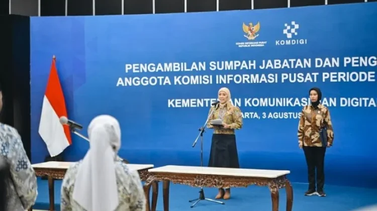 Meutya Hafid mengukuhkan anggota KIP 2026–2030