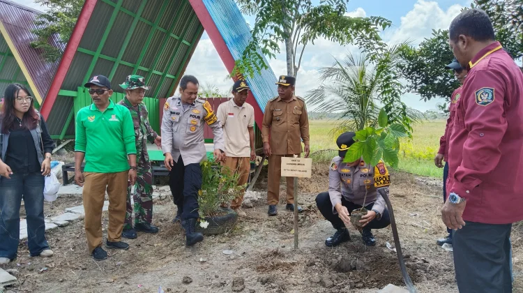 Polsek Babulu dan Warga Tanam Bibit, Hijaukan Lingkungan Sambut HUT RI Ke-81