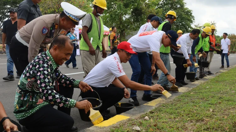 Pengecatan Kerb Serentak Percantik Jalan Nasional Sambut HUT Ke-81 RI