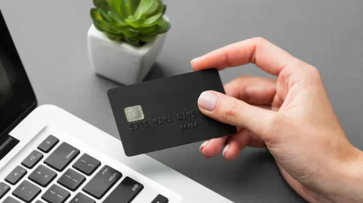 Kemudahan PayLater Tingkatkan Risiko Belanja tanpa Perhitungan