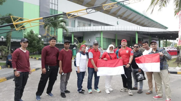 Pembagian Bendera Jadi Simbol Mengisi Kemerdekaan Bersama di Kaltim
