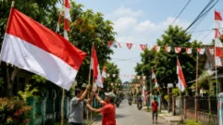 Halo RRI: Pasang Bendera Aman, Hindari Kabel Listrik