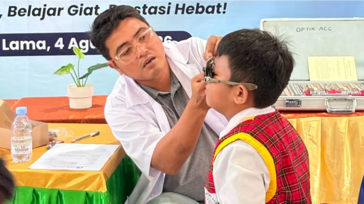 PHM Periksa Mata dan Bagikan Kacamata untuk Siswa di Delta Mahakam
