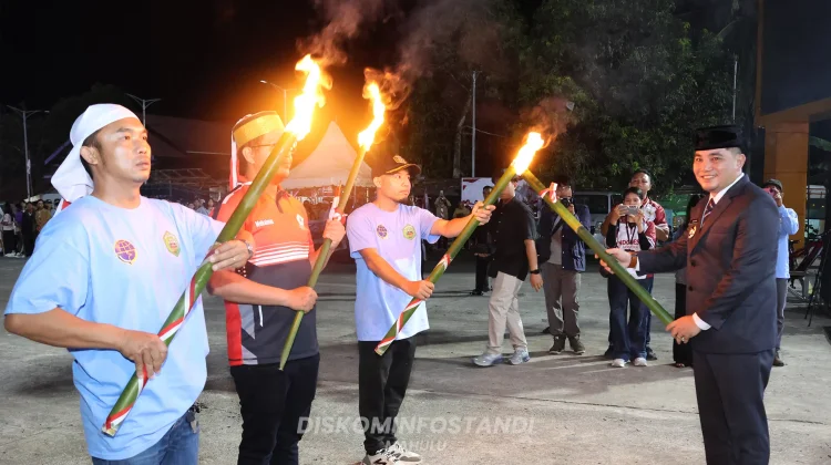 Pawai Obor HUT Ke-81 RI, Pemkab Mahulu Ajak Masyarakat Kobarkan Semangat Persatuan
