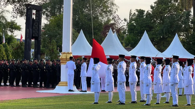Wawali Bagus Pimpin Penurunan Bendera HUT ke-81 RI di Balai Kota Balikpapan