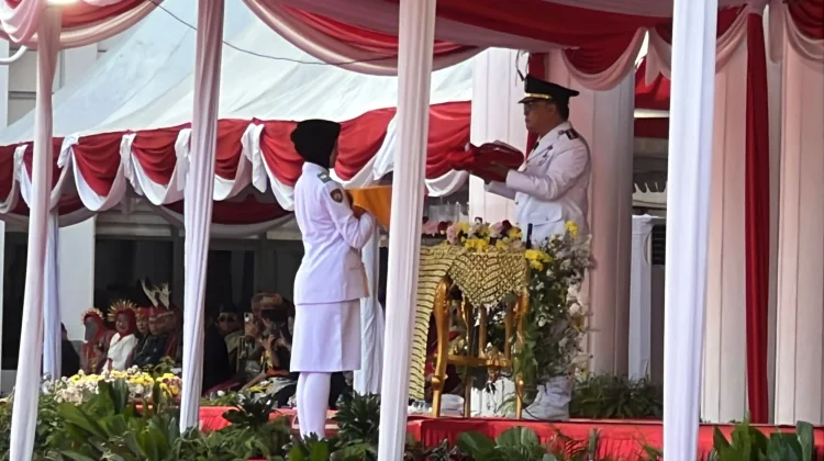 Wawali Bagus Pimpin Penurunan Bendera HUT ke-81 RI di Balai Kota Balikpapan