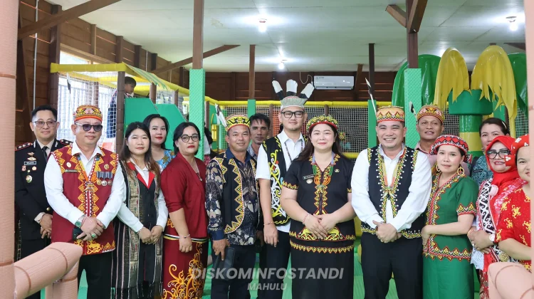 Bupati Mahulu Resmikan Playground Ujoh Bilang