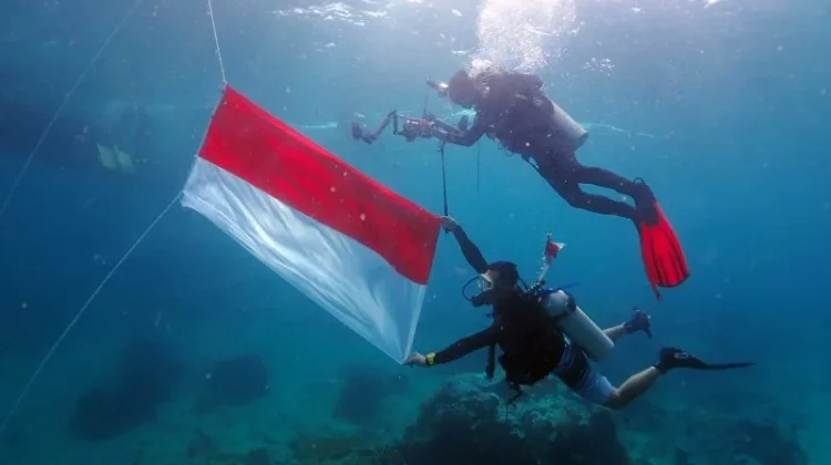 Merah Putih Berkibar di Bawah Laut Karang Latohan Pulau Miang