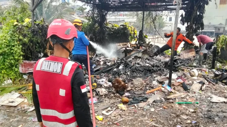 Bakar Sampah Picu Asap Pekat di Ruko Bandar, Brimob Bertindak