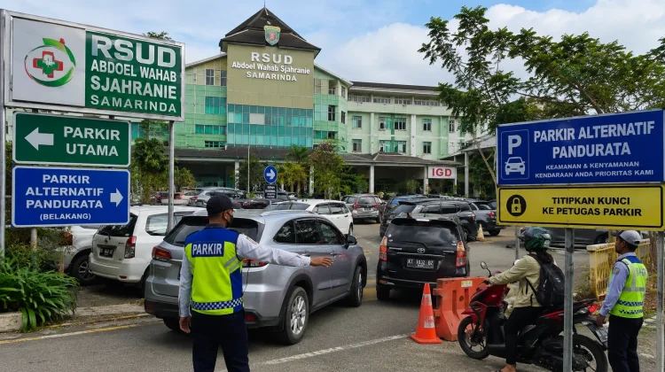 Parkir Utama Penuh, RSUD AWS Samarinda Siapkan Area Alternatif bagi Pengunjung