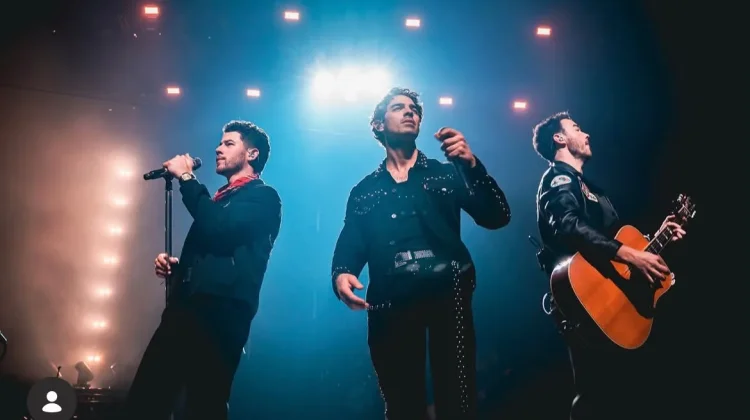 Jonas Brothers Kembali dengan Single Listen When Sad