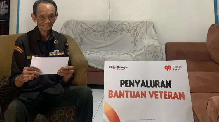 Rumah Zakat Salurkan Kado Cinta untuk Delapan Veteran Balikpapan