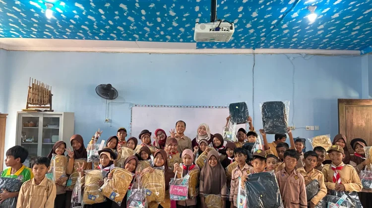600 Siswa SD di Balikpapan Terima Paket Perlengkapan Sekolah