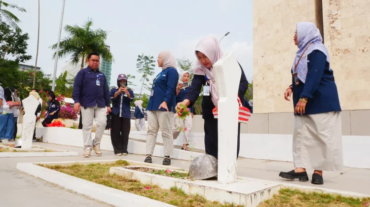 Sambut HUT ke-81 dan Hari Radio, RRI Samarinda Ziarah ke TMP Kesuma Bangsa