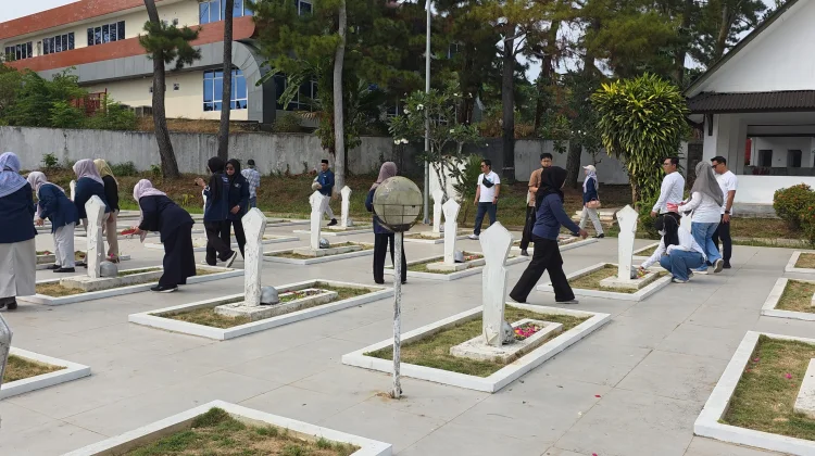 Sambut HUT ke-81 dan Hari Radio, RRI Samarinda Ziarah ke TMP Kesuma Bangsa