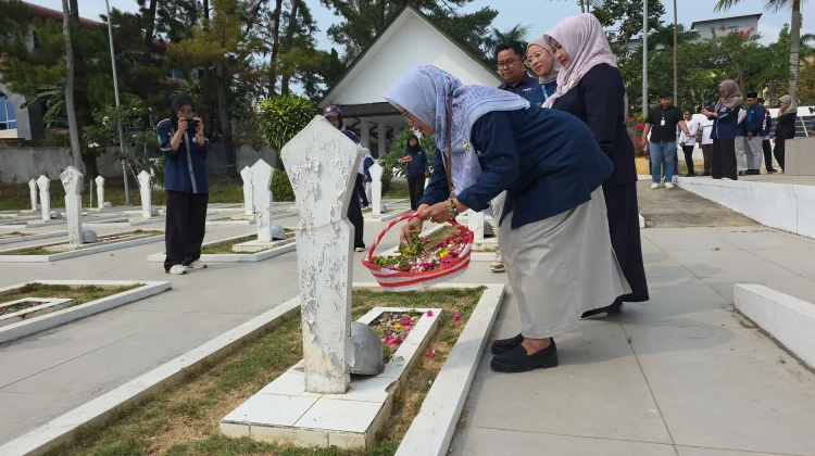 Sambut HUT ke-81 dan Hari Radio, RRI Samarinda Ziarah ke TMP Kesuma Bangsa