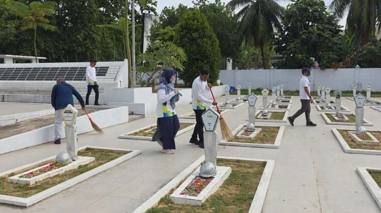 Sambut HUT ke-81 dan Hari Radio, RRI Samarinda Ziarah ke TMP Kesuma Bangsa