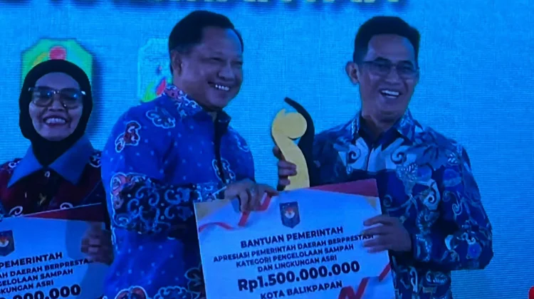 Mendagri Beri Insentif Miliaran untuk 32 Pemda Berprestasi di Borneo