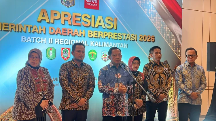 Mendagri Beri Insentif Miliaran untuk 32 Pemda Berprestasi di Borneo