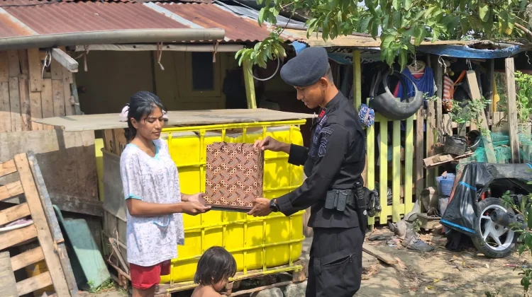 Brimob Polda Kaltim Berbagi di Jumat Berkah Bersama Warga Balikpapan