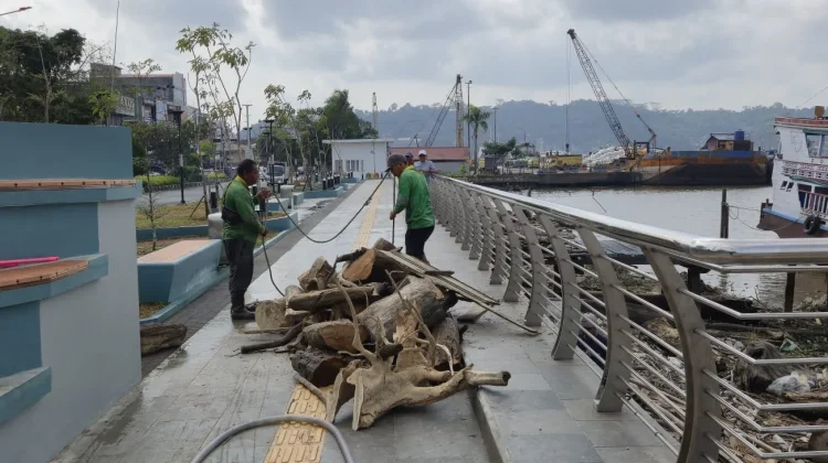 Sampah Menumpuk, DLH Samarinda Bersihkan Teras Sungai