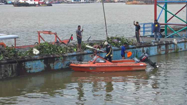 Sampah Menumpuk, DLH Samarinda Bersihkan Teras Sungai