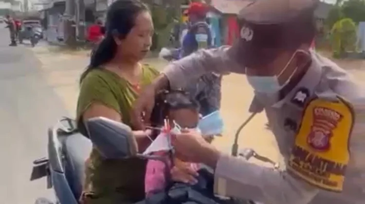 Polresta Balikpapan Bagikan Ribuan Masker di tengah Kemarau dan El Nino