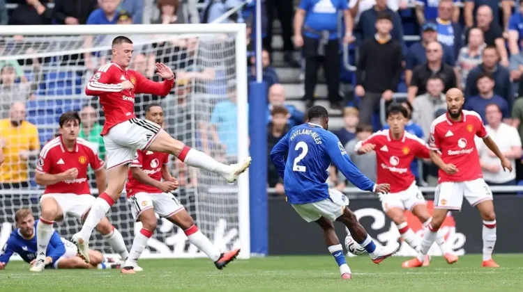 Everton Tahan Manchester United 2-2 di Menit Akhir