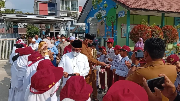 Pemkot Samarinda, PWI Kaltim dan Relawan ITS Bagikan 2.000 Masker untuk Pelajar