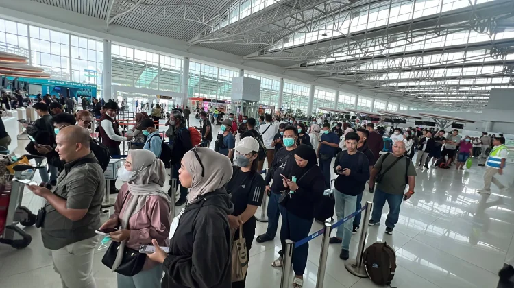 Abu Krakatau Merembet ke Sepinggan, Puluhan Penerbangan Rute Jakarta Lumpuh