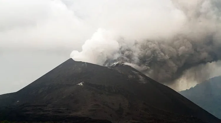 Anak Krakatau, Gunung Muda dengan Sejarah Erupsi Mematikan