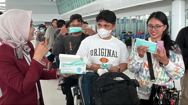 Bandara SAMS bagi masker gratis cegah dampak abu vulkanis dan karhutla