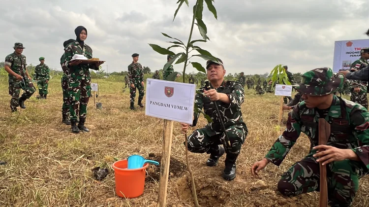 Kodam VI/Mlw di HUT TNI Menebar Energi Kebaikan Menanam 277 Ribu Pohon