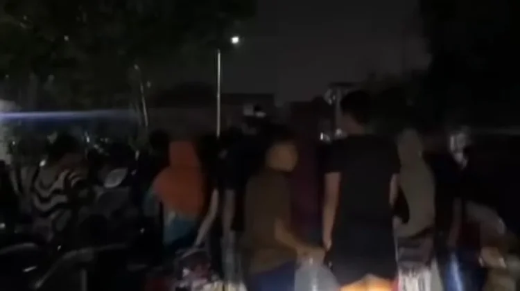 Warga Palaran Rela Berdesakan Demi Mendapatkan Air Bersih