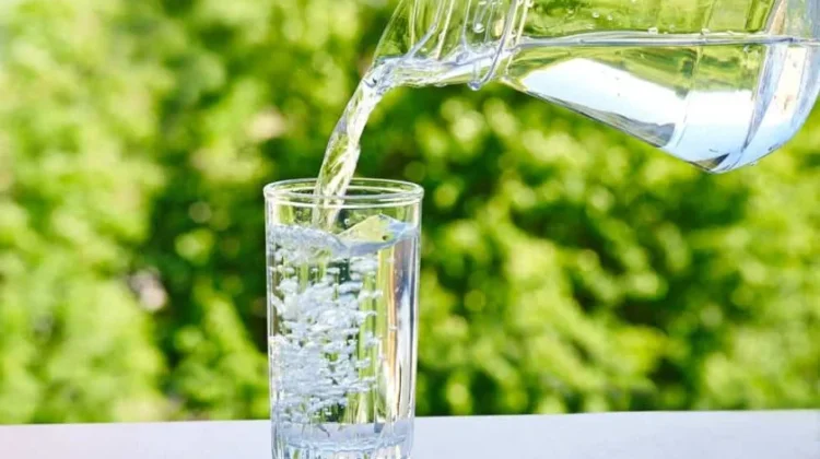 Bangun Tidur Langsung Minum Air Putih, Ini Manfaatnya